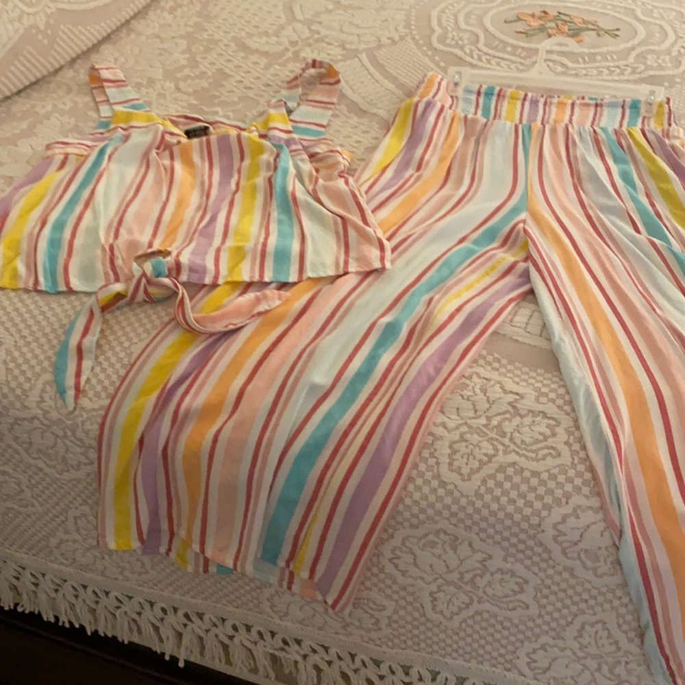 Great summer outfit. Light and flowy. High waste elastic band, very comfortable